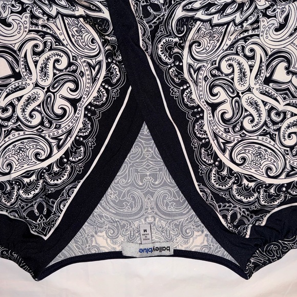 Bailey Blue | Black and White Paisley V Neck Tunic Mini Dress - Picture 5 of 9